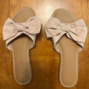 EUC Old Navy blush pink bow flat sandals size 6
